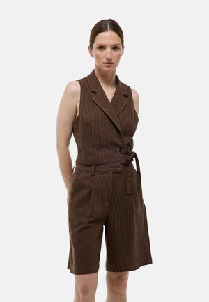Combinaison sans manches rayée marron avec une taille ceinturée, présentant un col cranté et des shorts ajustés, confectionnée dans un tissu texturé.