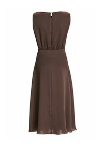 Robe midi marron sans manches avec taille froncée et fente dos fermée par un petit bouton en haut.