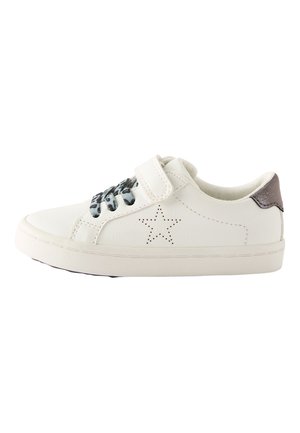 Zapatilla de cuero blanca con cordones de patrón azul, una correa de Velcro y un pequeño diseño de estrella perforada en el costado. Acento metálico en el talón.