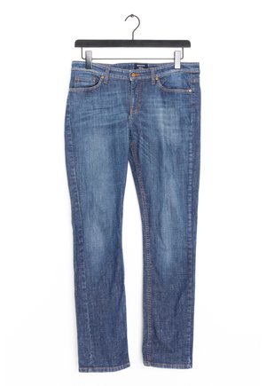 Jean en denim bleu coupe droite suspendu à un cintre noir, doté de poches avant, passants pour ceinture et fermeture par bouton en métal.
