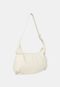 Borsa a spalla bianca in pelle con finitura testurizzata, tracolla regolabile, dettagli a nodo e zip dorata. Forma arrotondata, costruzione morbida.
