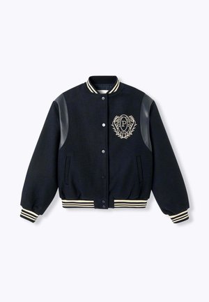 Veste universitaire noire avec des patchs en cuir sur les épaules, des poignets et un ourlet rayés, des boutons pression et un blason brodé sur la poitrine gauche.