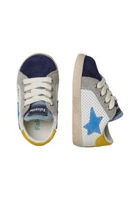 Grijze en blauwe suède sneakers met een witte geperforeerde leren zijkant, voorzien van een blauwe steraccent en een gele hak. Witte veters en rubberen zool.