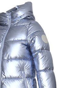 Giacca puffer azzurro chiaro con finitura lucida, dotata di cappuccio, chiusura con zip e un'etichetta rotonda con logo sulla manica sinistra.