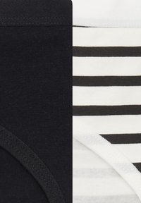 Czarno-białe paskowane bawełniane majtki o gładkim wykończeniu, z solidną czarną częścią i poziomymi paskami w kolorze czarnym na białym tle.