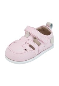 Sandalia infantil de color rosa claro, hecha de material sintético texturizado, con recortes, una correa ajustable de Velcro y una suela de goma blanca.