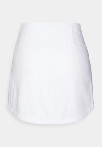 Valkoinen pellavainen minihame, jossa sileä pinta, korkea vyötärö ja kaareva helma. Yksinkertainen muotoilu ilman koristeluja tai kuvioita.