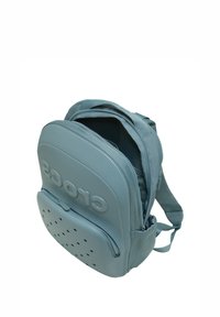 Niebieski plecak Crocs z przednią kieszenią na zamek i częściowo otwartą komorą główną, z wytłoczonym logo Crocs na teksturowanym przednim panelu.