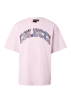 Lyserød kortærmet T-shirt med rund hals og "COLUCCI" trykt i store flerfarvede mønstrede bogstaver hen over brystet.