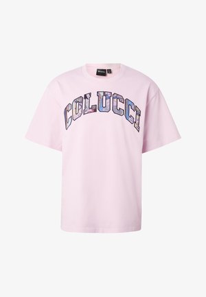 Jasnoróżowa, krótka koszulka z okrągłym dekoltem i dużym napisem "COLUCCI" w wielokolorowe wzory na klatce piersiowej.