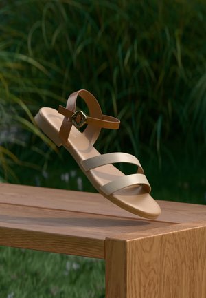 Σανδάλια - cognac