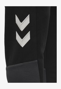 Unausgewählt, black