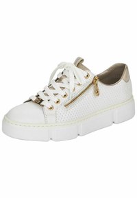 Sneaker blanche avec un dessus texturé et de subtils accents dorés, présentant une fermeture éclair sur le côté et une épaisse semelle plateforme blanche. Les lacets sont en coton blanc.