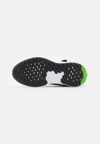 Nike Performance REVOLUTION 7 - Scarpe da corsa su strada - black/green strike/football grey/aquamarine