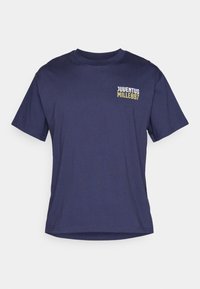 T-shirt de algodão azul marinho com mangas curtas, gola redonda, e um pequeno grafismo com "JUVENTUS" e "MILLE897" em branco e amarelo.