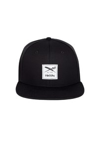 Schwarze Snapback-Basecap mit flachem Schirm, ausgestattet mit einem weißen Etikett mit gekreuzten Utensilien und Text, aus strapazierfähigem Stoff gefertigt.