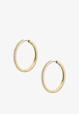 Goldene Creolen mit glatter Oberfläche, in deren Verlauf auf einer Kante klare Steine eingesetzt sind, die ein geschwungenes und poliertes Design bilden.