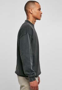 Urban Classics SMALL EMBROIDERY CREW - Pusa - black