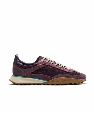 Zapatilla baja morada con suela beige, cordones blancos, ribete azul y suela exterior de goma marrón texturizada, vista lateral que muestra el logo "HOFF".
