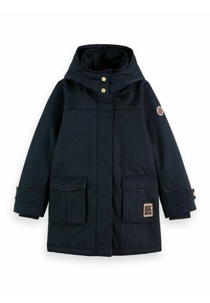 Manteau d'hiver bleu marine à capuche avec poches avant à rabat, boutons-pression dorés, poignets ajustables et un petit écusson sur la poche inférieure droite.