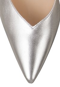 Srebrne metaliczne szpilki z wydłużonym noskiem, o gładkiej teksturze i klasycznym V-kształtnym wycięciu wzdłuż krawędzi przodu.