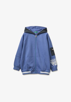 Niebieska bluza z kapturem na zamek, kaptur wykończony czarną podszewką, przednie kieszenie, paski na mankietach oraz mała kieszonka na zamek z białym napisem na lewym rękawie.