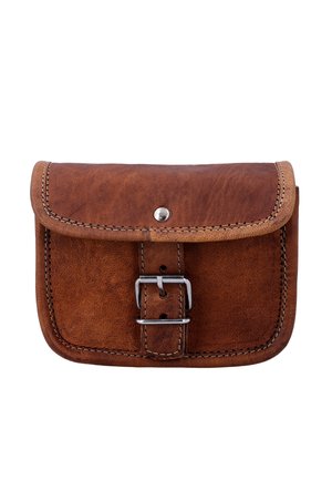 Bolsa de cuero marrón con bordes cosidos, solapa asegurada por un botón de presión de metal y cierre de correa con hebilla en la parte delantera.