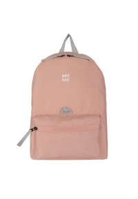 Ljusrosa ryggsäck med en grå dragkedja och handtag, med en framficka med dragkedja och texten "ART SAC" tryckt i vitt.