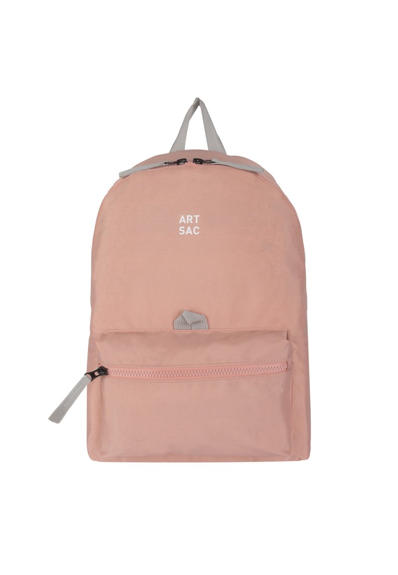 Ljusrosa ryggsäck med en grå dragkedja och handtag, med en framficka med dragkedja och texten "ART SAC" tryckt i vitt.