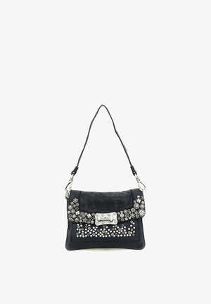 Borsa a tracolla in pelle nera con borchie floreali argentate e strass, dotata di chiusura argento e tracolla singola.