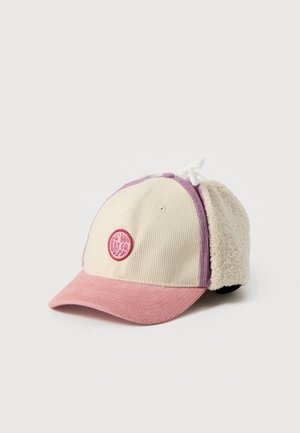 Gorra de pana color crema con visera rosa, ribete morado, un parche circular en la parte delantera y una mullida protección para las orejas de color crema.