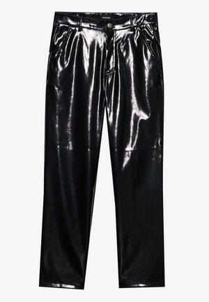 Pantaloni neri lucidi con una texture brillante, dotati di tasche frontali, chiusura con zip e vestibilità morbida. Design semplice senza motivi visibili.