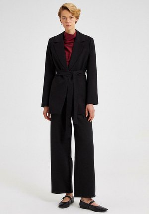 WITH SIDE SLIT - Krátky kabát - black
