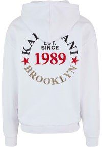 Felpa bianca con un grande design stampato. Il testo include "KALPHANAI EST. SINCE 1989 BROOKLYN" in nero, rosso e oro. Tasca a canguro.