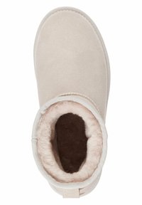 Beżowe zamszowe botki za kostkę z miękkim, puszystym wykończeniem wewnętrznym oraz zaokrąglonym czubkiem. Posiadają przeszywaną krawędź i teksturowaną podeszwę dla lepszej przyczepności.