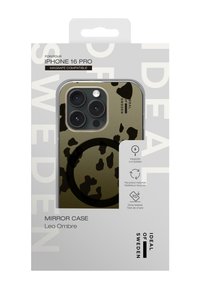 Carcasa cu oglindă pentru iPhone 16 Pro în design Leo Ombre; are o finisare mată, o bază verde măsliniu cu pete negre de leopard și compatibilitate MagSafe.