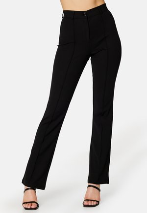 Pantaloni neri su misura con vita alta, design a gamba dritta e dettagli con cuciture frontali, realizzati in un tessuto liscio e morbido.