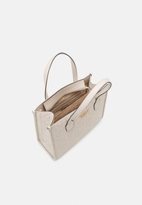 Beige gesteppte Handtasche mit zwei oberen Griffen, goldfarbenem Logo-Detail und Innenfächern. Robuste Konstruktion mit glatter Textur und kontrastierenden Akzenten.