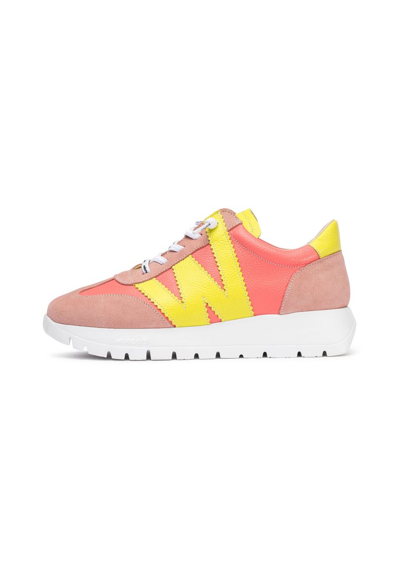 Zapatilla deportiva de gamuza rosa y cuero naranja, acentuada con un logo W amarillo y cordones blancos, montada sobre una suela de goma blanca.