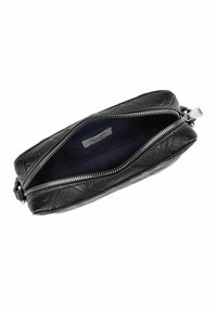 Borsa clutch in pelle nera con finitura testurizzata, presenta dettagli in argento e una chiusura con cerniera. L'interno ha una fodera scura e un'etichetta.