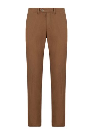 Brązowe spodnie o prostych nogawkach z zapięciem na guzik, szlufkami na pasek oraz przednimi kieszeniami, przedstawione na białym tle.