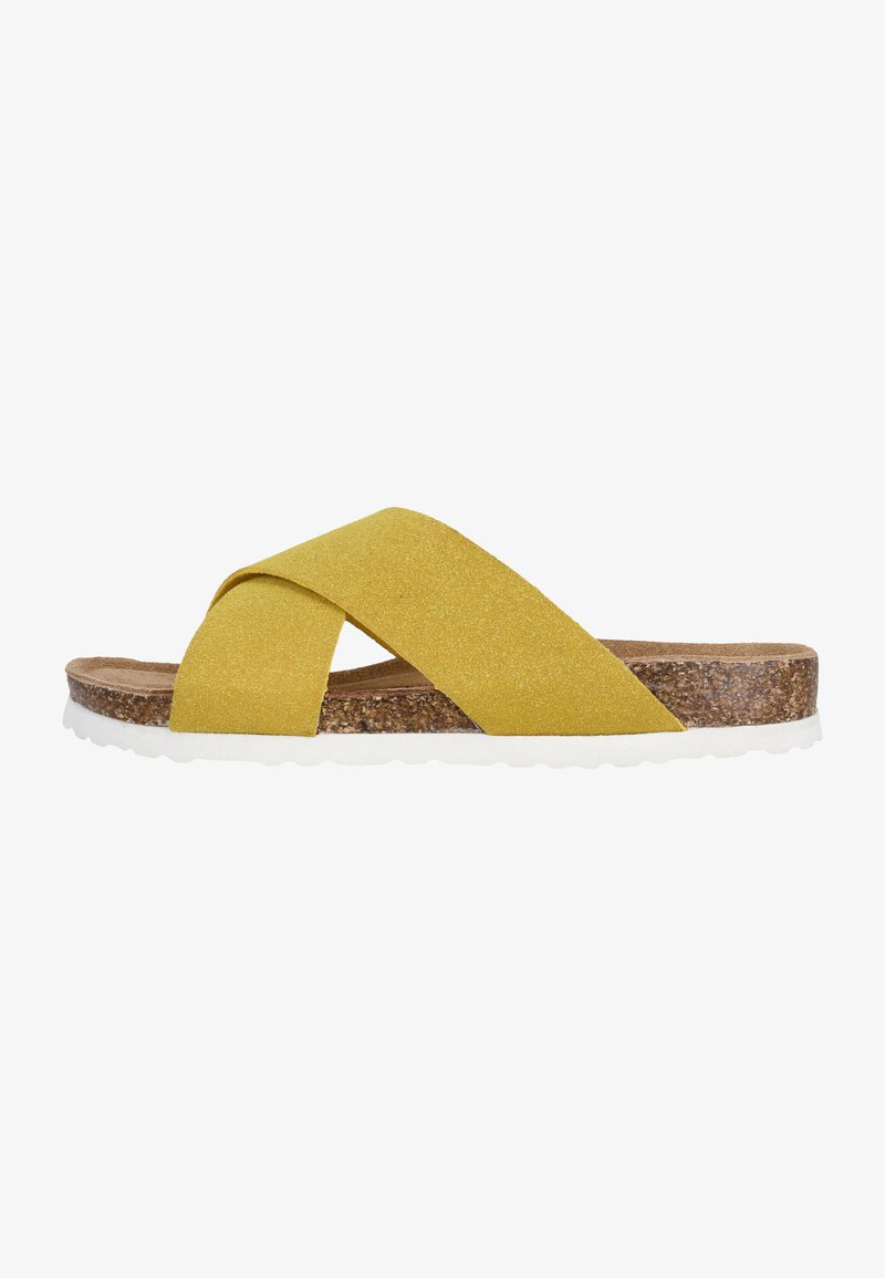 Tongs jaunes en cuir suédé avec des brides croisées, semelle en liège et semelle en caoutchouc blanc. Design plat, style décontracté avec un dessus texturé.