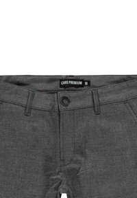 Grijze broek van een textuurstof, met een knoopsluiting, ceintuurlussen en een label met de tekst "CARS PREMIUM M."