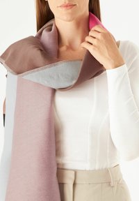 Zachte wolmix sjaal met een verloop van bruin, grijs en roze kleuren, met een gestreept randpatroon. Draag hem nonchalant om de nek.