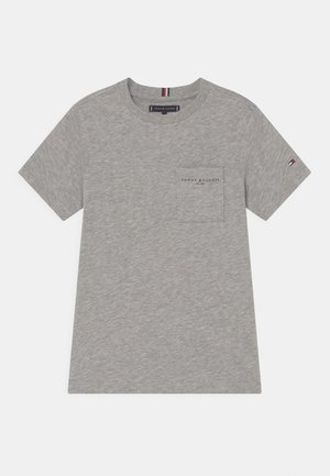 Grijs T-shirt met korte mouwen en ronde hals, met een borstzakje met de tekst "Tommy Hilfiger" en een kleine logo-borduring op de linkermouw.