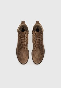 Stivali ankle in suede marrone con una finitura testurizzata, dotati di lacci, cerniera laterale e tacco rinforzato.