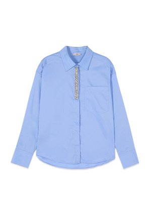 Camicia azzurro chiaro a maniche lunghe con collo a punta, taschino sul petto davanti e rifinitura verticale centrale argentata lungo la patta dei bottoni.