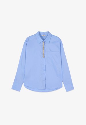 Hellblaues Langarmhemd mit spitzem Kragen, Brusttasche vorn und zentralem, vertikalem silberfarbenem Schmuck entlang der Knopfleiste.