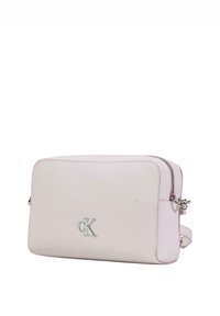 Borsa a tracolla sintetica rosa chiaro con hardware argento, chiusura con zip e logo in rilievo sul davanti; forma rettangolare con texture liscia.