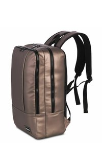 Stylischer Rucksack aus einem metallischen Bronze-Material mit einem strukturierten Design, ausgestattet mit drei Reißverschlüssen und gepolsterten schwarzen Trägern für mehr Komfort.